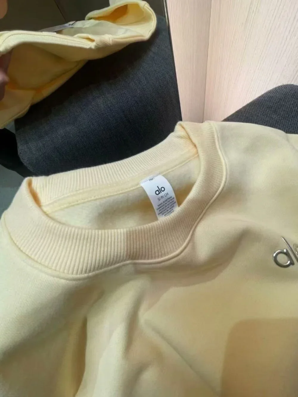 Alo Yoga Cropped Accolade Crewneck And Short Set Limited Candlelight Yellow Auth - Picture 5 of 5